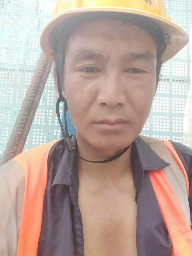高温天气下的钢筋工 汗水浇筑城市脊梁